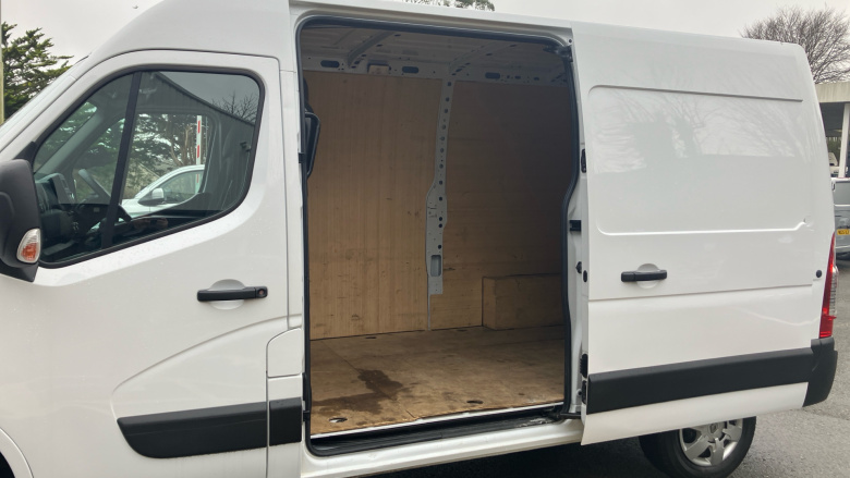 Renault Master Mwb Diesel Fwd MM35dCi 135 Business+ Medium Roof Van